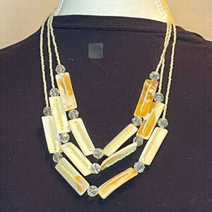 ⭐️ Cute cream coloured necklace